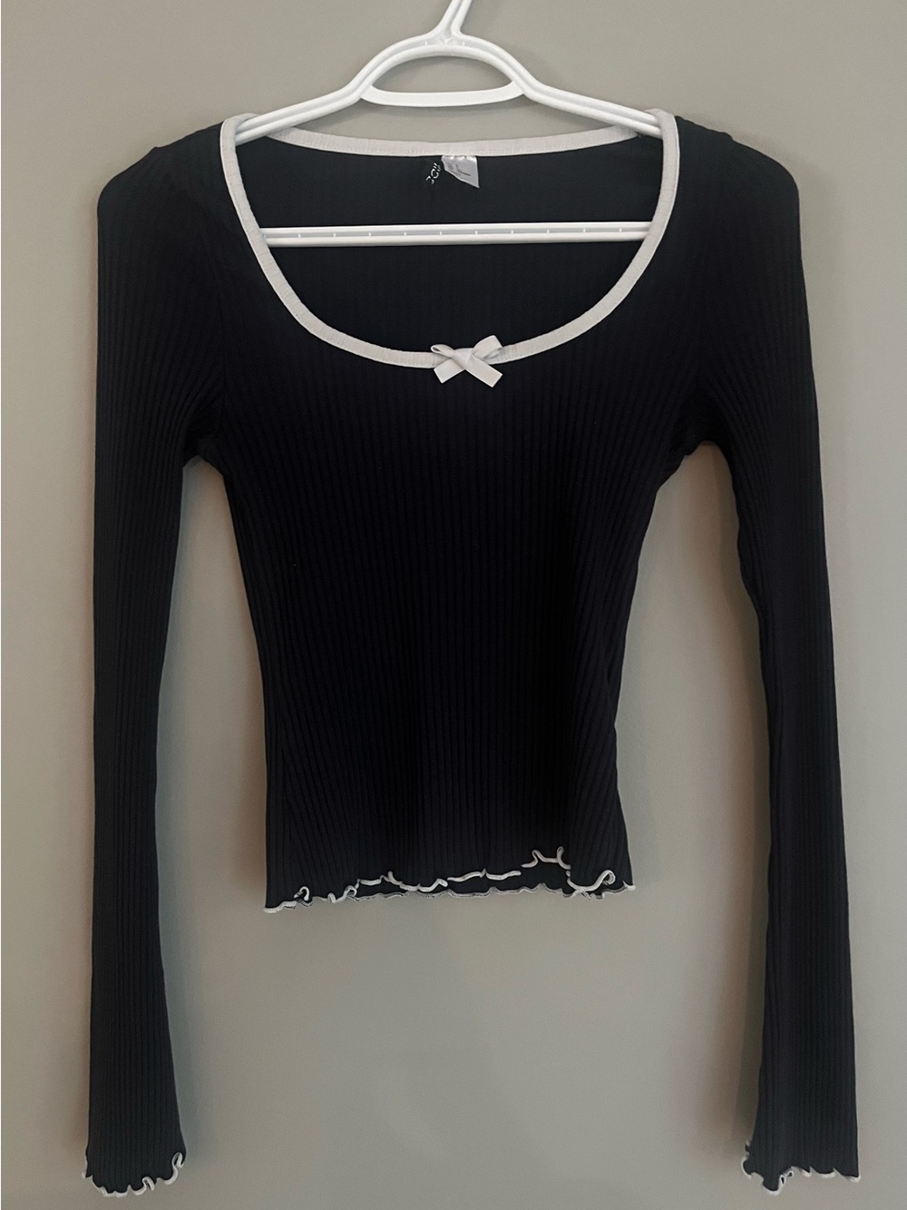 H&M black coquette ribbed long sleeve top w/ white bow